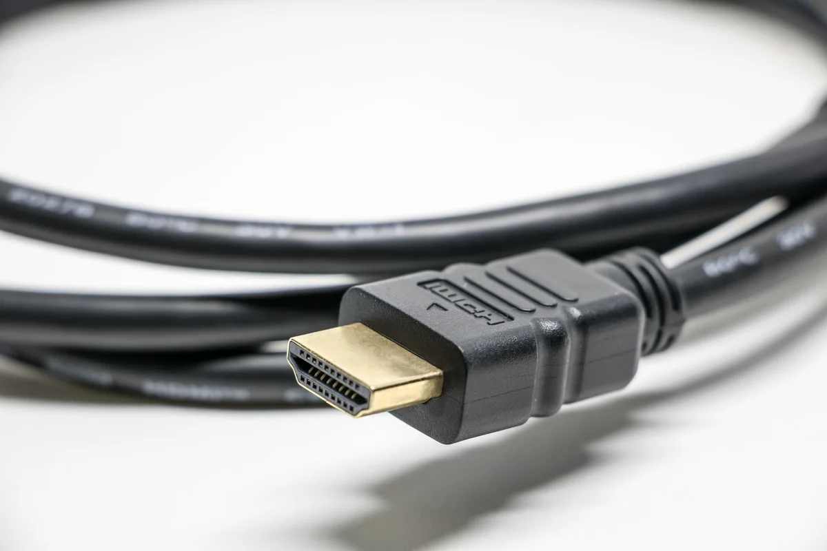 HDMI-Stecker und aufgewickeltes Kabel
