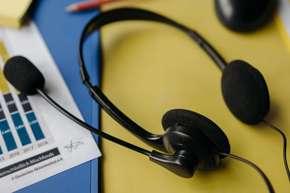 Headset mit Mikrofon auf gelber Unterlage