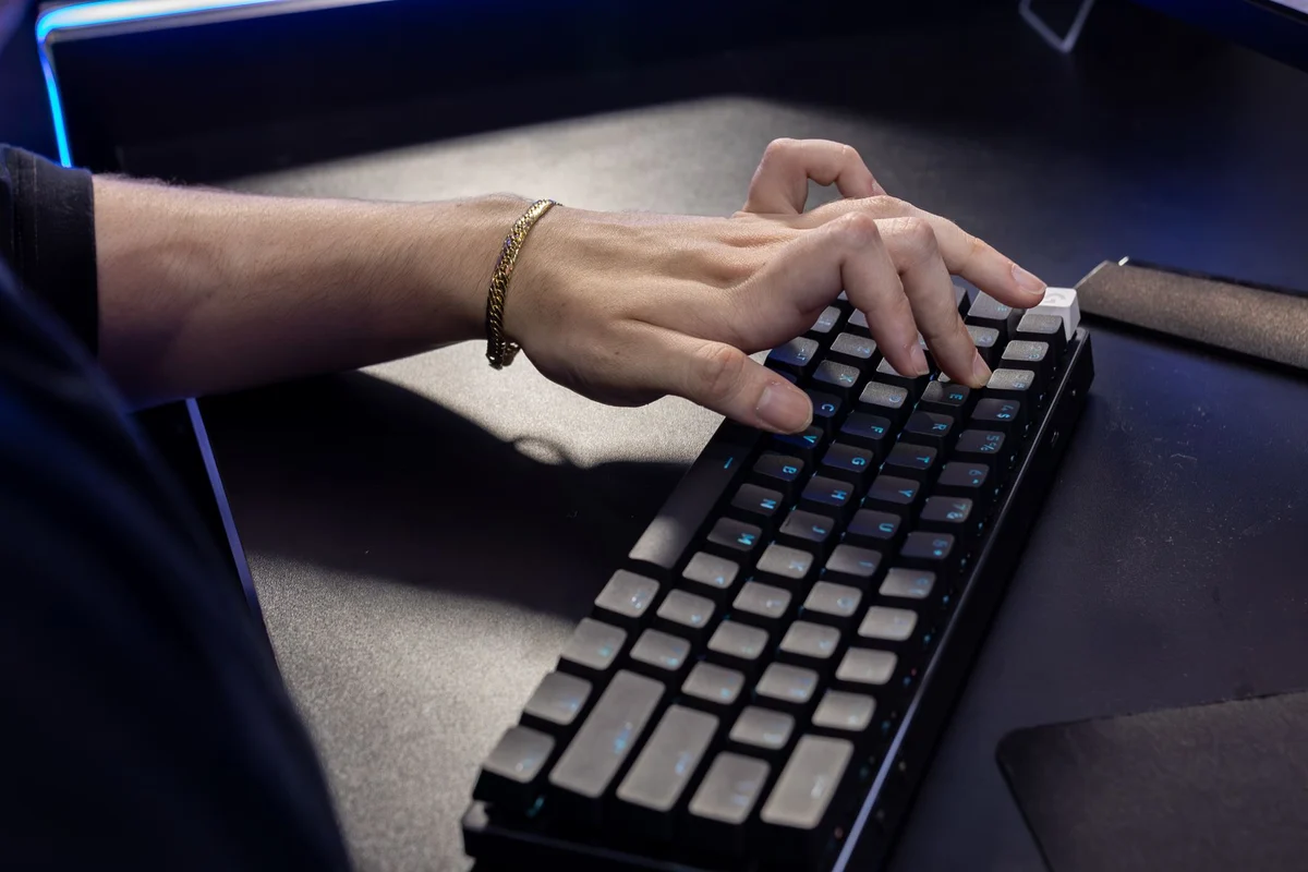 Hände tippen auf einer mechanischen Tastatur