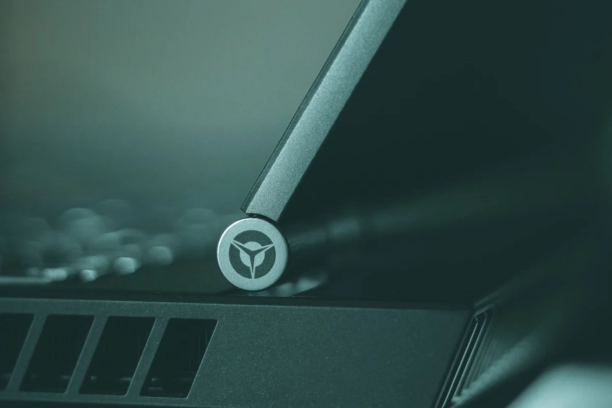Visible junction between a laptop display and chassis