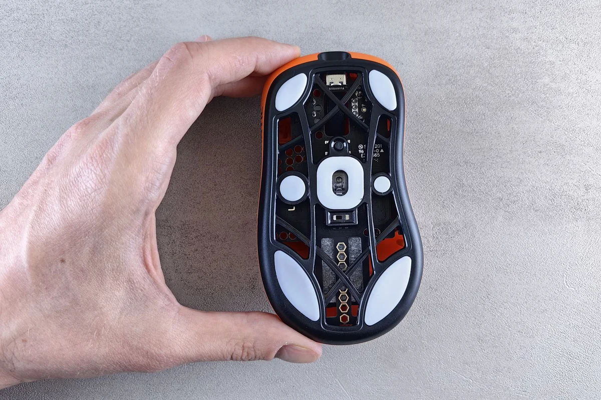 Eine Hand hält eine Computermaus