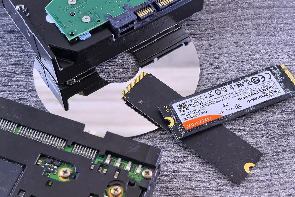 Different drives and storage media on a table