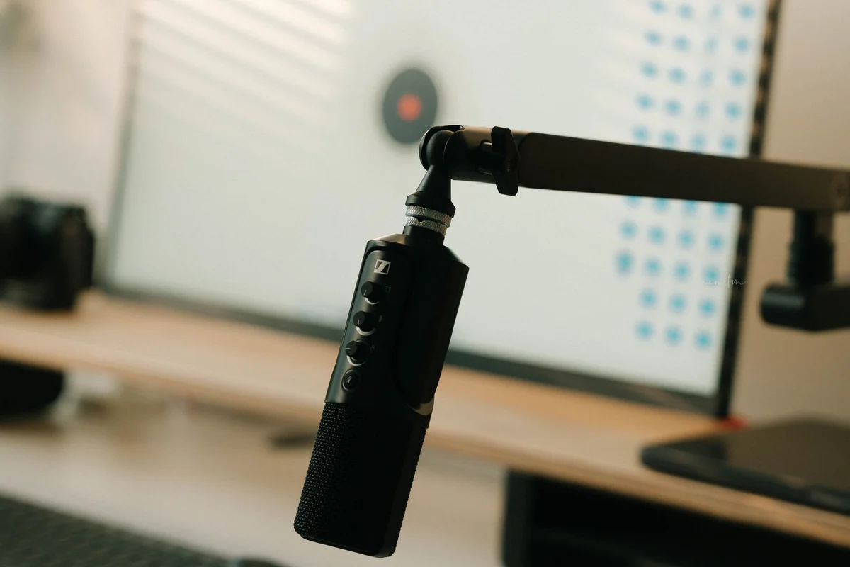 Mikrofon an einem Arm vor einem Computermonitor