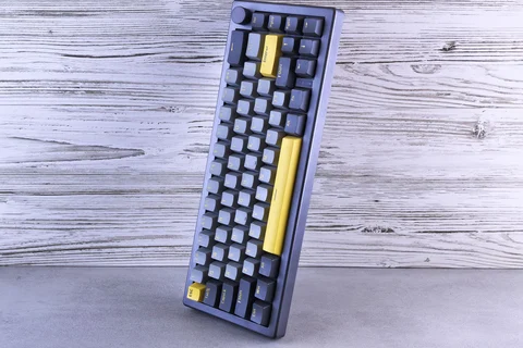 Kompakte Tastatur mit gelben Akzenten