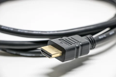 HDMI-Stecker und aufgewickeltes Kabel
