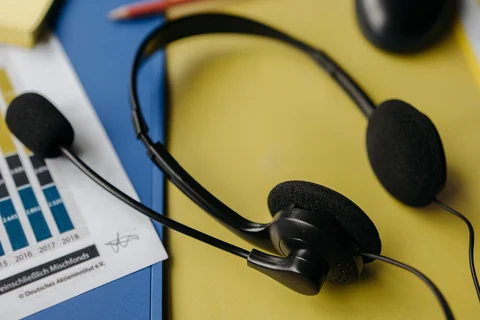 Headset mit Mikrofon auf gelber Unterlage