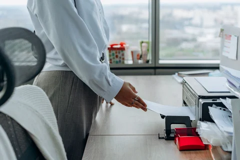 Papierausgabe eines kompakten Büro-Druckers