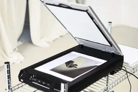 Flachbettscanner mit geöffnetem Deckel