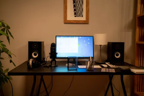 Zwei Lautsprecher neben einem Computermonitor