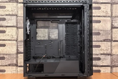 Open PC case with space for components